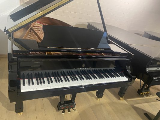 STEINWAY & SONS Flügel A 188 cm in schwarz poliert - generalüberholt - neuwertig