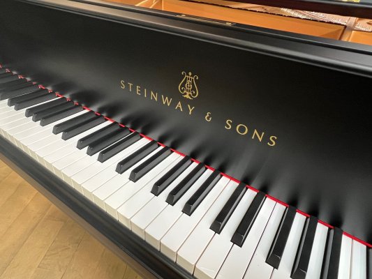 STEINWAY & SONS Flügel M 170 schwarz matt - generalüberholt