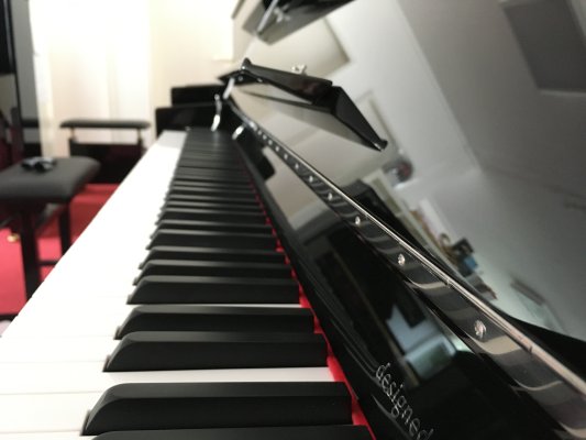 Preview: Angebot der Woche – neues Schimmel Klavier F 116 Tradition in schwarz poliert chrom