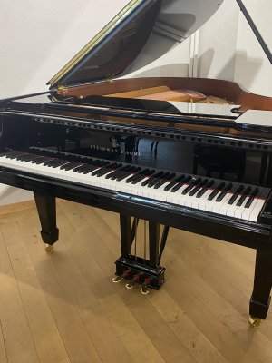 Preview: STEINWAY & SONS Flügel Modell M-170 schwarz poliert - durch die Generalüberholung wieder neuwertig -