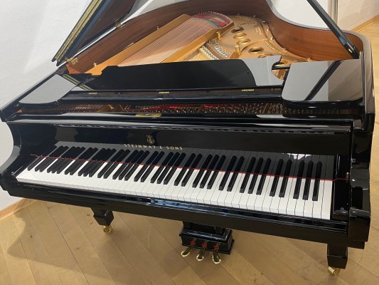 Preview: STEINWAY & SONS Flügel Modell M-170 schwarz poliert - durch die Generalüberholung wieder neuwertig -