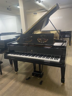 STEINWAY & SONS Flügel Modell O-180 schwarz poliert - generalüberholt