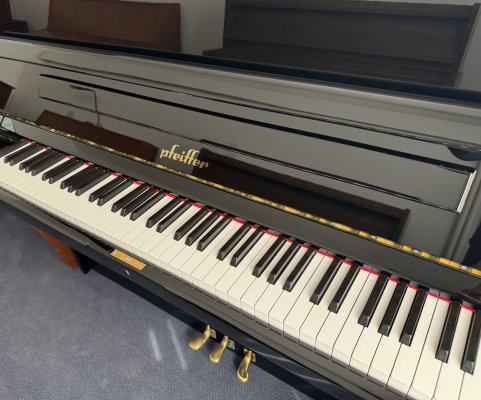 Preview: Pfeiffer Klavier 112 schwarz poliert mit Renner Mechanik - gebraucht
