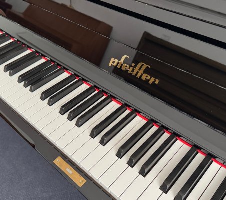 Preview: Pfeiffer Klavier 112 schwarz poliert mit Renner Mechanik - gebraucht