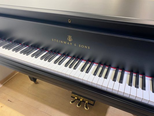 STEINWAY & SONS Flügel Modell M-170 schwarz matt - generalüberholt
