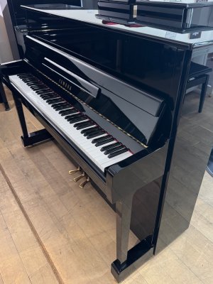 YAMAHA Klavier Modell P 116 schwarz poliert
