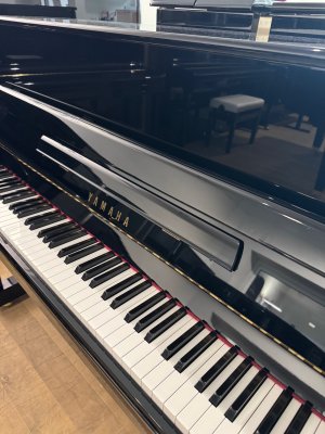 YAMAHA Klavier Modell P 116 schwarz poliert
