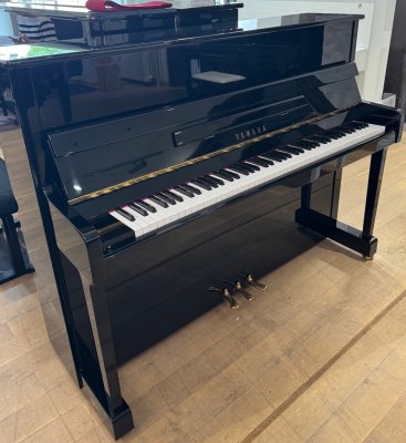 YAMAHA Klavier Modell P 116 schwarz poliert