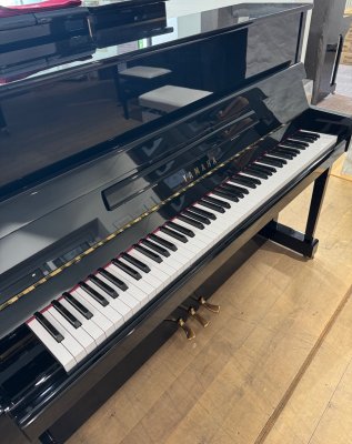 YAMAHA Klavier Modell P 116 schwarz poliert