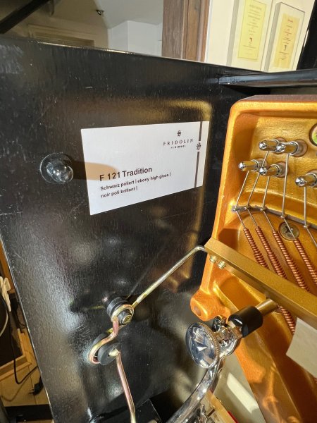 Angebot der Woche – neues Schimmel Klavier F 121 Tradition in Schwarz poliert chrom