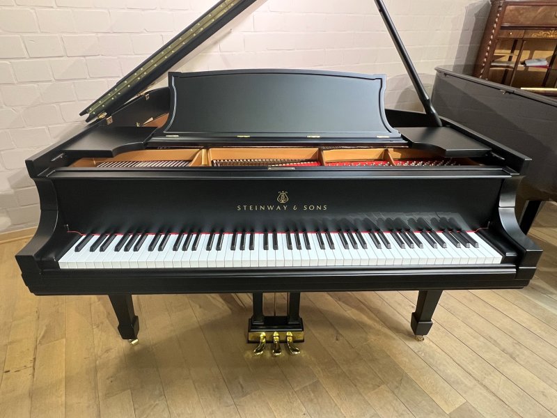 STEINWAY & SONS Flügel M 170 schwarz matt - generalüberholt