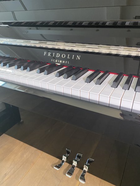 Angebot der Woche – neues Schimmel Klavier F 121 Tradition in Schwarz poliert chrom