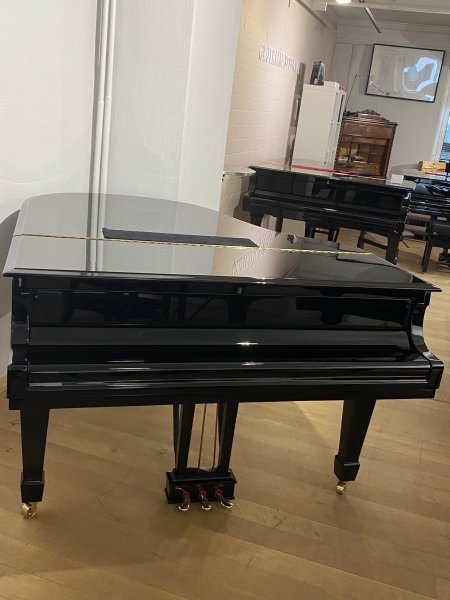 STEINWAY & SONS Flügel Modell M-170 schwarz poliert - durch die Generalüberholung wieder neuwertig -