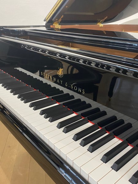 STEINWAY & SONS Flügel Modell M-170 schwarz poliert - durch die Generalüberholung wieder neuwertig -
