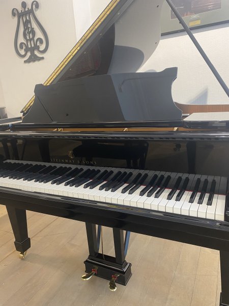 STEINWAY & SONS Flügel Modell M-170 schwarz poliert - generalüberholt