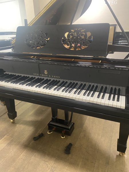 STEINWAY & SONS Flügel Modell O-180 schwarz poliert - generalüberholt