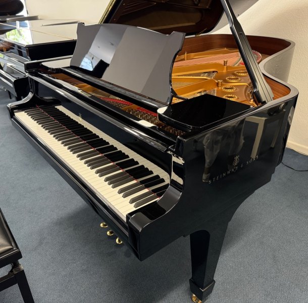 STEINWAY & SONS Flügel Modell B-211 schwarz poliert - gebraucht - generalüberholt
