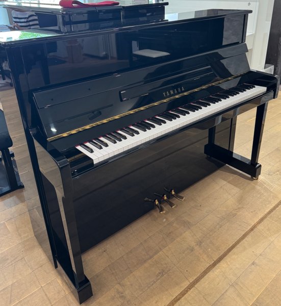 YAMAHA Klavier Modell P 116 schwarz poliert