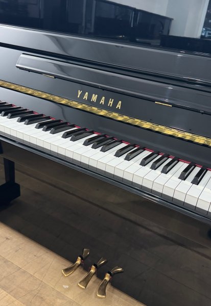 YAMAHA Klavier Modell P 116 schwarz poliert