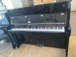 Nur für kurze Zeit - TOP-ANGEBOT – neues Schimmel Klavier F 121 Tradition in Schwarz poliert chrom